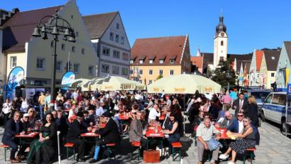 Bild: Götz
Das „Kulturfest Bayern-Böhmen“ auf dem Unteren Marktplatz war ein Besuchermagnet: Schon bald gab es keine freien Plätze mehr auf den Bänken.