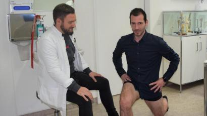 Bild: Krebs/exb
Marcel Waldowsky beim Core-Workout unter Anleitung von Dr. Markus-Johannes-Rueth.