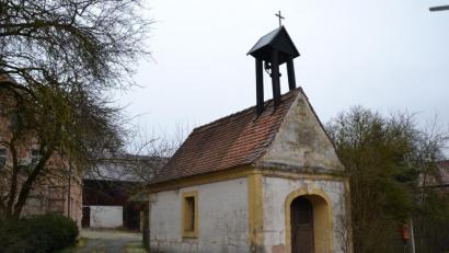 Bild: Anne Wiesnet
Dreckig und rissig ist das Gemäuer der 200 Jahre alten Kapelle in Wollau.