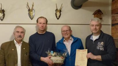 Bild: hme
Nach 40 Jahren in der Vorstandschaft wird Schriftführer Alfred Gilch (Dritter von links) von Bürgermeister Karl-Heinz Preißer (von links), Jagdvorsteher Johannes Mutzbauer und Stellvertreter Hans Troidl verabschiedet.