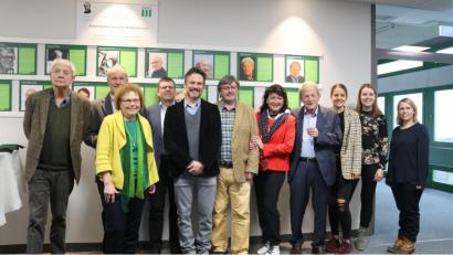 Bild: blf
Peter Welnhofer, (Sechster von links), Schulleiter des Gregor-Mendel-Gymnasiums, präsentiert die "Wall of Fame" seiner Schule, die das P-Seminar von Christiane Preitschaft (rechts) gestaltet hat.