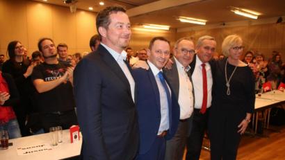 Bild: jrh
Begeistern den Saal voller Genossen: (von links) SPD-Generalsekretär Uli Grötsch, OB-Kandidat Jens Meyer, Parteichef NoWaBo, OB Kurt Seggewiß und Stadtverbandsvorsitzende Sabine Zeidler.