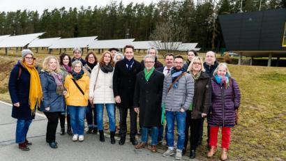 Bild: Hösamer
Die Stadtwerke Neunburg waren am Freitag das Ziel einer Delegation der Grünen, an der Spitze Landtags-Fraktionsvorsitzender Ludwig Hartmann (Neunter von rechts) und Landrats-Kandidat Rudi Sommer (Achter von rechts). Stadtwerke-Geschäftsführer Willi Meier (Sechster von rechts) erläuterte den Aufbau des Unternehmens.