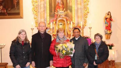 Bild: slh
Pfarrer Cyprian Anyanwu (Zweiter von rechts) überreichte Christine Schießl (Mitte, mit Blumenstrauß) die Abschieds-Ehrenurkunde. Dank und Anerkennung sprach auch Kirchenpfleger Gerhard Bauer (Zweiter von links) aus. Dabei waren auch neuen Mesnerinnen Barbara Hanauer (links) und Maria Lottner.
