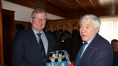 Bild: gru
CSU-Ortvorsitzender Peter Mauritz überreicht MdB Alois Karl als Dankeschön einige Produkte aus der Gemeinde Edelsfeld.