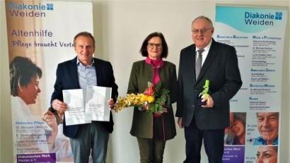 Bild: exb/Michaela Barth
Lothar Höher (rechts) und Elvira Freifrau von Lindenfels bekommen die Ehrung.