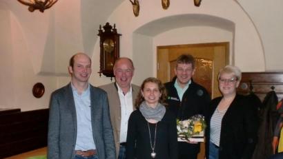 Bild: BBV Kümmersbruck
Ortsbäuerin Martina Scharf (Mitte) und Obmann Michael Ströhl (links) dankten Peter Beer (Zweiter von rechts) für seinen Vortrag. Dazu kamen auch Bürgermeister Roland Strehl(Zweiter von links) und Bürgermeisterkandidatin Lisa Hartinger.