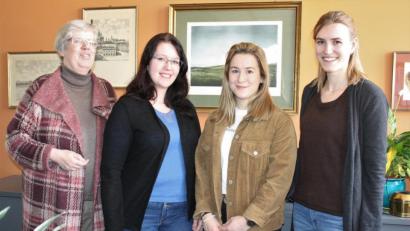 Bild: lg
Studiendirektorin Christine Paschen (links) heißt die neuen Lehrkräfte am OGO willkommen.