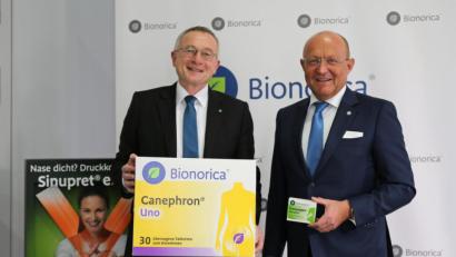 Bild: Bionorica SE - Kathrin Albrecht
Michael A. Popp, Vorstand und Inhaber der Bionorica SE, und Uwe Baumann, Head of Global Business, zeigen eine Umsatzhoffnung der Bionorica SE.