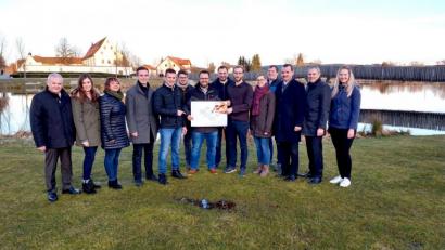 Bild: Matthias Grundler/exb
Spitzenkandidat Matthias Grundler (Mitte) stellt gemeinsam mit den Jugendräten Peter Stahl und Lukas Üblacker die Umfrage vor, die sich besonders an die junge Generation richtet. Auch die Kreisräte Günter Kopp (links) und Julia Thoma (zweite von links), sowie der Vorsitzende des Kreisjugendrings, Jürgen Preisinger (zweiter von rechts) unterstützen die Aktion.