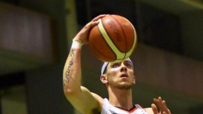 Bild: Alfred Schwarzmeier
Vor allem Aaron Scott ist am Samstag gefragt, den schnellen Würzburger Aufbau Max Heckel zu stoppen.