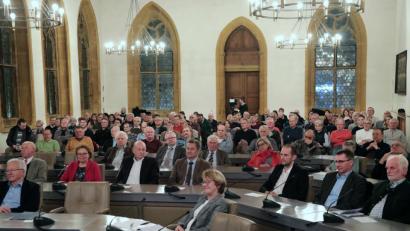Bild: Wolfgang Steinbacher
Ein großes Interesse herrscht in Amberg offenbar an Schwarzen Löchern. Der Rathaussaal war voll beim Start der Erlanger Universitätstage, die in diesem Jahr dem Thema "Grenzen" gewidmet sind.
