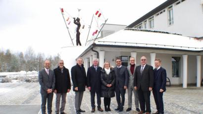 Bild: enz
Im Anschluss an eine Besprechung im Rathaus wurde das Sibyllenbad besucht: (von rechts) MdL Tobias Reiß, Bürgermeister Klaus Meyer, Bürgermeister Bernd Sommer (Waldsassen), Staatssekretär Klaus Holitschek, Ursula Stingl (Leiterin Gäste-Information), Werkleiter Gerhard Geiger, Bürgermeister und Landratskandidat Roland Grillmeier (Mitterteich), Badearzt Dr. Omparkash Raj und Landrat-Stellvertreter Alfred Scheidler.