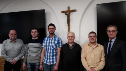 Bild: mng
Wolfgang Heser, Christian Weismeier, Tobias Vogel, Hans Wöhrl und Thorsten Lottes (von links) sind die fünf Neuen, die die Siebener-Zunft in Kemnath am Leben halten. Bürgermeister Werner Nickl (rechts) nahm ihnen den Eid ab.
