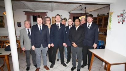 Bild: bjp
"In Treue fest" pflegen viele langjährige Mitglieder ihre Zugehörigkeit zur Krieger- und Soldatenkameradschaft Burkhardsreuth (Vierter von links: Vorsitzender Markus Reiß). Darüber freuen sich auch Soldatenbunds-Kreisvorsitzender Richard Hofmann, Bürgermeisterin Carmen Pepiuk und Pater Antony D'Cruz (Erster, Dritte und Siebenter von links).