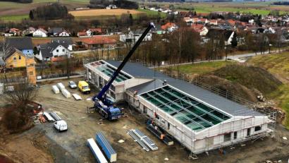 Bild: mef
Das neue Feuerwehrhaus nimmt Gestalt an. Die Dacharbeiten sind abgeschlossen.