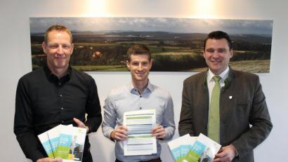 Bild: Prechtl/exb
Christian Meyer, Dominik Hauser und Landrat Thomas Ebeling (von links) stellen den Taschenfahrplan 2020 vor.