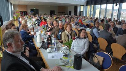 Bild: jr
Nahezu vollbesetzt präsentierte sich die Erbendorfer Stadthalle beim Landfrauentag des Landkreises Tirschenreuth, links im Bild BBV-Geschäftsführer Ulrich Härtl.