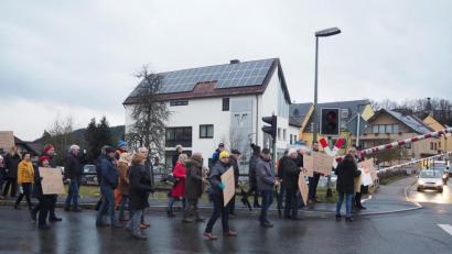 Bild: bl
Rund 50 Nabburger machten am Freitag vor der Bahnschranke deutlich, dass sie die Verzögerungen bei der Rahmenplantrasse satt haben.
