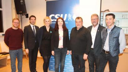 Bild: pi
"Marina brennt für die Gemeinde", beschreibt Landtagsabgeordneter Stephan Oetzinger (Zweiter von links) die CSU-Bürgermeisterkandidatin (Mitte).
