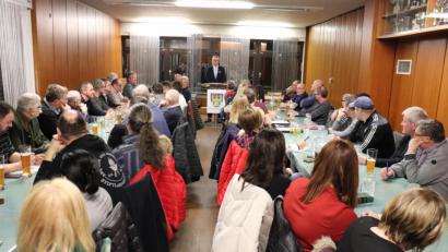 Bild: Stadt Tirschenreuth/exb
Aufmerksam folgten die Vereinsvertreter den Ausführungen von Bürgermeister Franz Stahl (vorne, stehend).