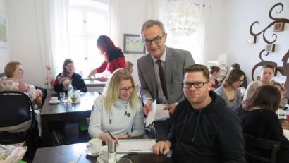 Bild: jzk
Zum letzten Mal zahlte Bürgermeister Werner Nickl den anwesenden Eltern als Begrüßungsgeld in Höhe von 200 Euro aus. Seine 18-jährige Amtszeit endet nämlich am 30.4.