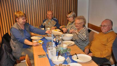 Bild: ak
Die Mitglieder der Schlaganfallselbsthilfegruppe ließen sich marinierte Heringe und angemachten Quark mit Pellkartoffeln schmecken.