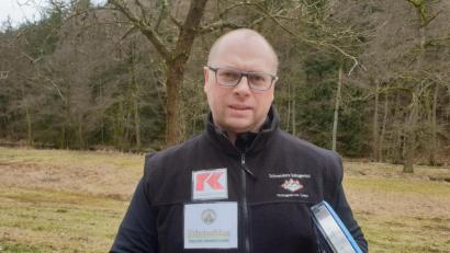 Bild: exb
Reinhold Beyerlein in Aktion: Der 40-Jährige hat wieder den Eisstock in die Hand genommen, um bei der WM in Regen Mannschaftsgold zu gewinnen.