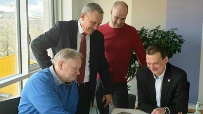 Bild: sm
Bürgermeister Ernst Schicketanz (rechts) informierte sich zusammen mit Jens Simon (Zweiter von rechts) bei den Stadtwerken in Weiden über ein Blockheizkraftwerk fürs neue Baugebiet Sauernlohe. Johann Riedl, Geschäftsführer der Stadtwerke (links), und OB Kurt Seggewiß (Zweiter von links) stehen Rede und Antwort.