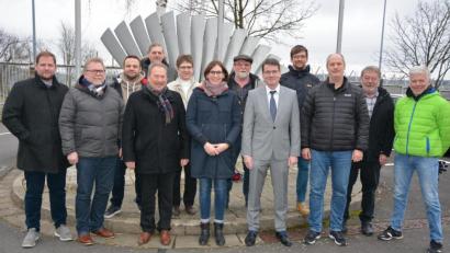 Bild: jr
GRB-Geschäftsführer Stefan Ide (Fünfter von rechts) gab einer SPD-Besuchergruppe Einblicke in die Sammelstelle für radioaktive Abfälle. Mit dabei waren der Mitterteicher SPD-Bürgermeisterkandidat Johann Brandl (vorne, Vierter von links), der Konnersreuther SPD-Bürgermeisterkandidat Wolfgang Pötzl (Vierter von rechts) sowie Landratskandidat Thomas Döhler (Dritter von rechts).