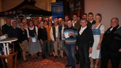 Bild: sne
Zahlreiche Teilnehmer der Verlosung freuen sich über Preise und Treffen mit den Grafenwöhrer CSU-Stadtratskandidaten.