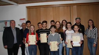 Bild: ads
Bei der Sportlerehrung würdigte Bürgermeister Sepp Reindl mit Unterstützung von Dietmar Krisch (links) sowie Lena Hartmann (rechts) den Nachwuchs aus Schnaittenbach, der für auswärtige Vereine 2018/19 auf Bundesebene erfolgreich war: (hinten, ab Dritter von links) Deniz Bothner, David Bauer, Jonas Dickert, Lena Dickert, Matthias Lautenschlager und (vorne, von links) Lena Lassmann, Mikael Bothner, Leonardo Kiener, Lisa Gebhardt, Julia Klein und Antonia Gebhardt.