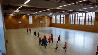 Bild: fjo
Während der Nachwuchs des SV Altenstadt in der Dreifachturnhalle munter seine Runden dreht, müssen sich Stadträte und Verwaltung damit beschäftigen, den Landkreis künftig an einer Finanzierung des laufenden Betriebs zu beteiligen.