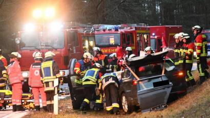 Bild: gf
Fast 30 Minuten dauerte es, bis der Fahrer dieses Wagens aus dem Wrack befreit war.