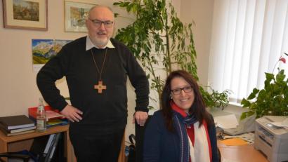 Bild: jr
Stadtpfarrer Anton Witt stellte Sandra Schug als neue Pfarrsekretärin der Pfarrei St. Jakob vor. Sie löst Anita Geiger ab, die 33 Jahre lang im Pfarrbüro tätig war.