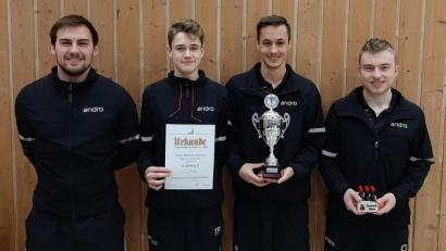 Bild: tob
Die Herren II gewannen in der Aufstellung David Kiener, Tim Ficht, Thomas Eckl und Christian Brabec (von links) den Bezirksklassenpokal. Im Endspiel besiegten sie die KF Oberviechatch.