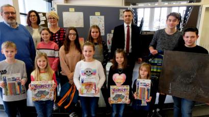 Bild: le
Mit sichtliche Freude und Stolz zeigen die kleinen Künstler, die Gewinne, die sie beim Malwettbewerb der Volks-. und Raiffeisenbanken abgesahnt haben.