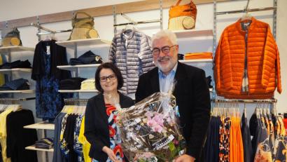 Bild: krb
Bürgermeister Rupert Troppmann gratuliert Yvonne Härtl mit Blumen.