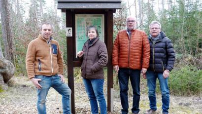 Bild: gac
Eine Umgestaltung und Neukonzeption des Waldlehrpfads in der Wagensass fordern die Stadträte und Kandidaten von FDP und FWS (von links) Christian Weiß, Katrin Franke, Hans-Jürgen Reitzenstein und Karl-Heinz Kreiner.
