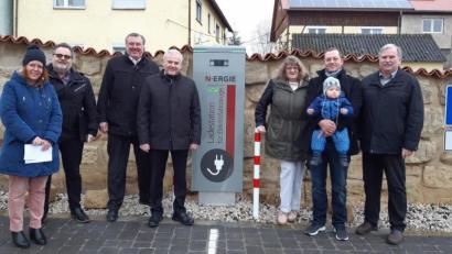 Bild: Gemeinde Kulmain/exb
Corinna Reinhart (Bauamt), Bernhard Gessner (Elektromobilität), Michael Lingg (Kundenmanager), Bürgermeister Günter Kopp, Sybille Bayer, Hotelbesitzer Joachim Wiesend mit Sohn sowie Zweiter Bürgermeister Albert Sollfrank (von links) nahmen die Ladesäule in Betrieb.