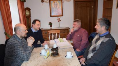 Bild: fz
Pfarrer Adam Nieciecki, Kirchenpfleger Hubert Zitzmann, Bürgermeister Anton Kappl und VG-Geschäftsleiter Lothar Kipp (von rechts) besprechen das weitere Vorgehen bei der Erweiterung des Kindergartens.