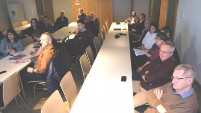 Bild: do
Viele Besucher, unter ihnen zahlreiche Pädagogen, interessieren sich für den Vortrag bei der VHS Eschenbach über den zunehmenden Rechtsextremismus