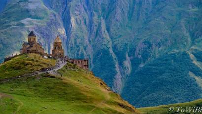 Bild: Wirth
Seine Reisen führten Tom Wirth 2019 auch nach Georgien: Hier eröffnete sich ihm ein fantastischer Ausblick auf das Kloster und die Gebirge von Stepanzminda.