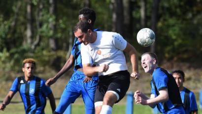 Bild: A. Schwarzmeier
Der VfB Weiden (blaue Trikots) hat zu wenige Spieler, um die Saison fortsetzen zu können. Die Aussage, dass der SV Anadoluspor seinen Verpflichtungen einer Spielgemeinschaft nicht nachgekommen ist und keine Spieler abgestellt hat, berichtigte Vereinschef Stefan Gollwitzer nun.