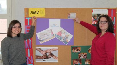 Bild: sfo
Wertebotschafterin an der Mädchenrealschule Waldsassen Veronika Zintl (links) und Lehrerin Astrid Krauß. Sie hängen ein Plakat zu „Werte machen Schule“ auf.