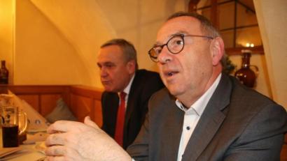 Bild: jrh
Der neue SPD-Vorsitzende Norbert Walter-Borjans (rechts) und Oberbürgermeister Kurt Seggewiß beim Plausch im Weidener Bräuwirt.