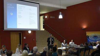 Bild: Karl Schwemmer
Die Pläne für das Hotelprojekt „Auerplace“ erläutern (stehend) Genossenschafts-Vorstandsmitglied Tobias Weidinger und (sitzend, von links) Catharina Denk, Martina Meisel, Anja Michel, Andrea Maria Aichinger und Miriam Glenk.