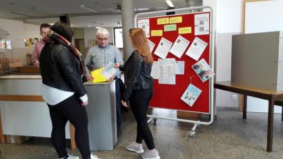 Bild: pjbi
Die Schüler der Lobkowitz Realschule Neustadt/WN nehmen an der U-18-Wahl vom KJR teil. Es ist eine "Generalprobe" für ihre erste richtige Wahl.