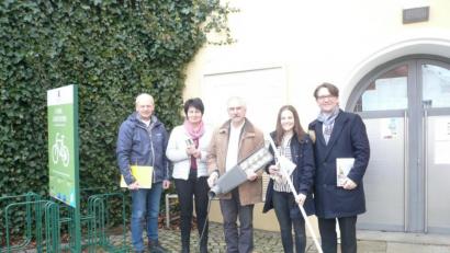 Bild: mh
Sie freuen sich über den gelungenen Abschluss der Modernisierungsarbeiten in der Straßenbeleuchtung in Luhe-Wildenau: v.R. Markus Windisch, Kommunalbetreuer des Bayernwerkes, Olivia Gessner Auszubildende Bayernwerk Netz GmbH, Bürgermeister Karl-Heinz Preißer und Anna Gruber von der Gemeindeverwaltung sowie Gerhard Schmerber vom Betriebsmanagement Bayernwerk Weiden.