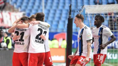 Bild: Daniel Bockwoldt/dpa
Hamburgs Spieler bejubeln Aaron Hunts 2:1.